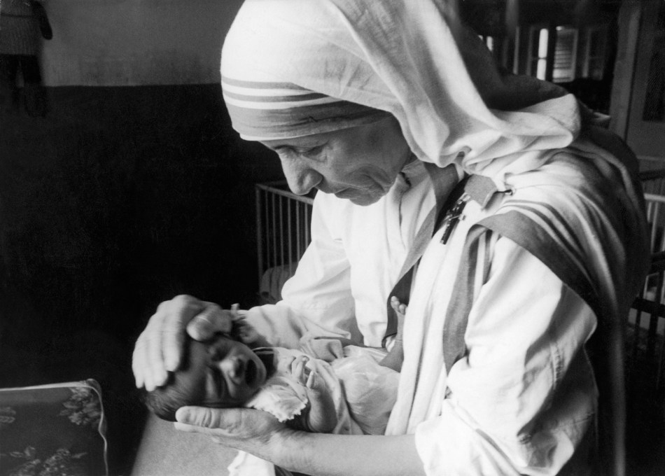 Mother Teresa And A Newborn Orphan In Calcutta 1971