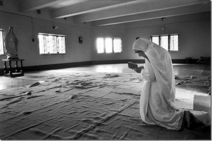 Santa Teresa de Calcuta - rezando